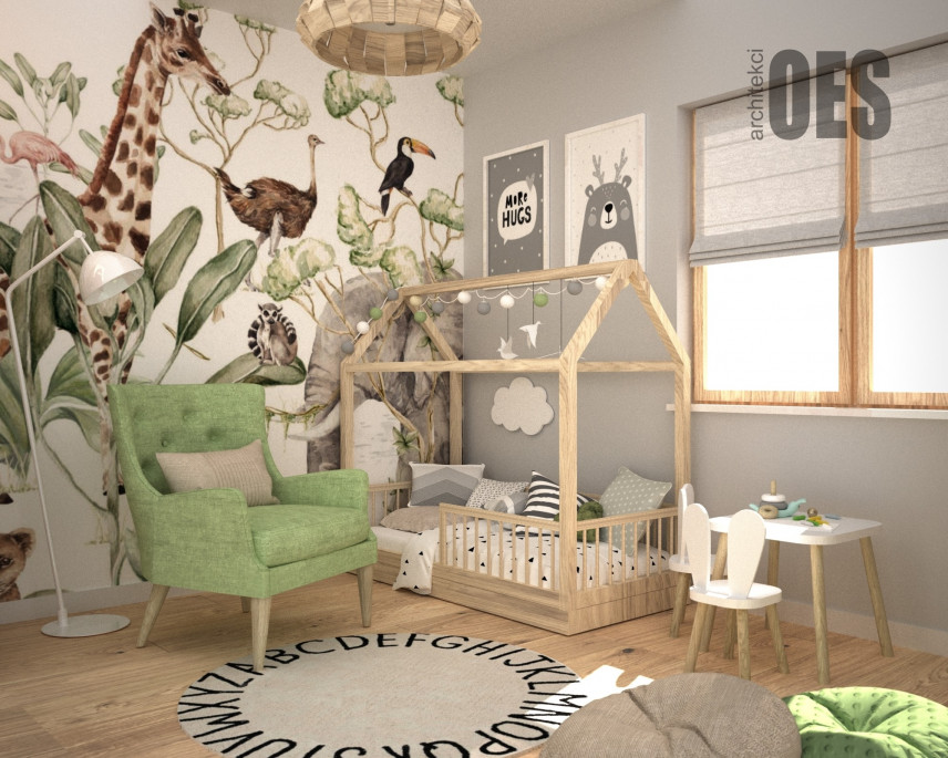 Cudowny pokój dziecięcy z tapetą z motywem dżungli na ścianie oraz z drewnianym łóżkiem domek
