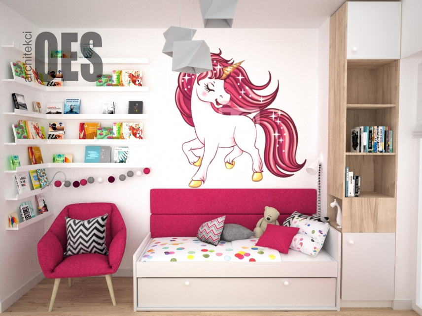 Pokój dziecięcy z nakleją z różowym koniem na ścianie