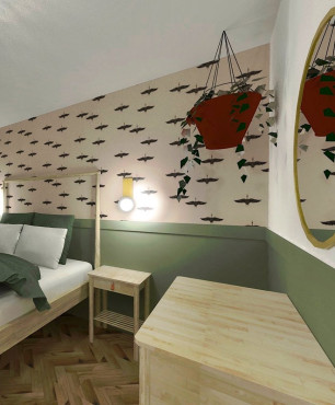 Sypialnia z drewnianym łóżkiem kontynentalnym oraz tapeta w ptaki na ścianie