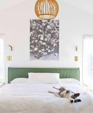 Sypialnia z zielonym, tapicerowanym łóżkiem kontynentalnym