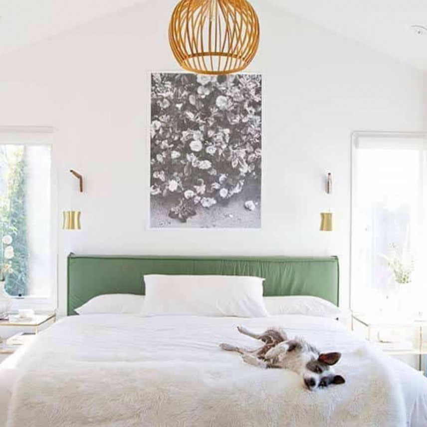 Sypialnia z zielonym, tapicerowanym łóżkiem kontynentalnym