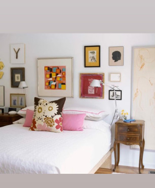 Sypialnia w stylu retro z obrazami na ścianie