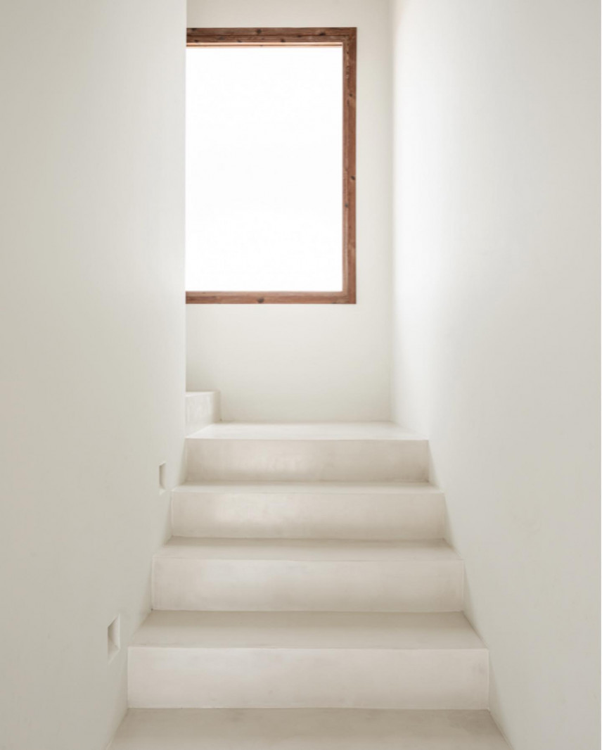 Biały korytarz ze schodami
