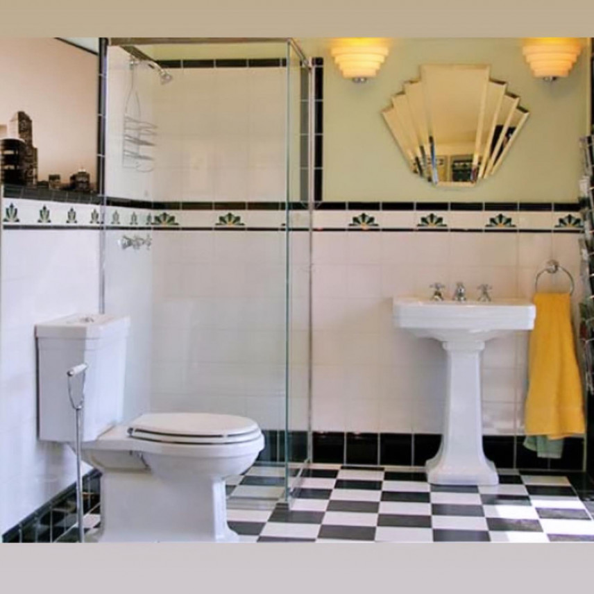 Klasyczna łazienka z muszlą stojącą oraz prysznicem z drzwiami wahadłowymi