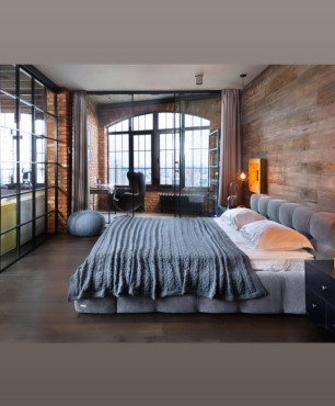 Sypialnia w stylu loft z cegłą na ścianie