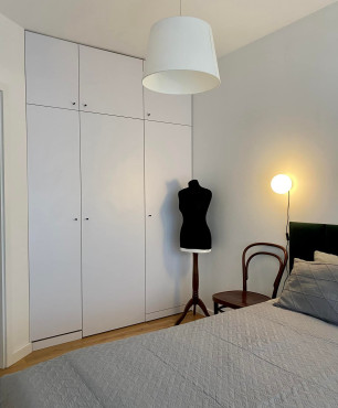 Sypialnia z białą szafą z matowym frontem