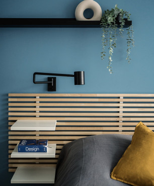 Nowoczesna sypialnia z intensywnym błękitem na ścianie