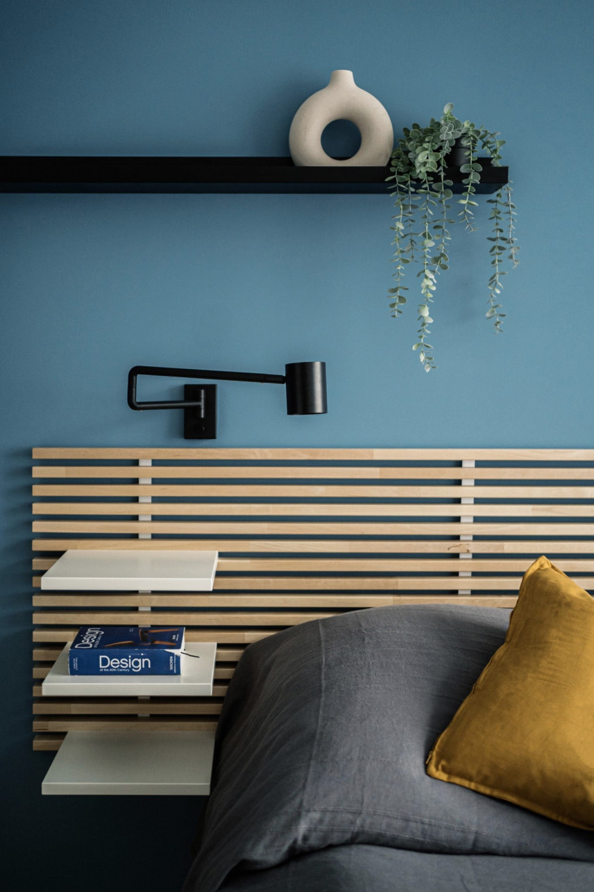 Nowoczesna sypialnia z intensywnym błękitem na ścianie