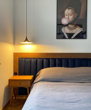 Sypialnia z drewniano-tapicerowanym łóżkiem kontynentalnym