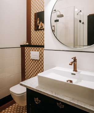 Nowoczesna łazienka ze stylowym kranem i umywalką nablatową