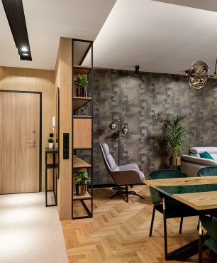 Otwarte wejście do mieszkania z drewnianą szafą wbudowaną w ścianę
