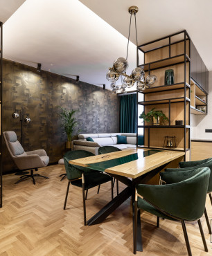Salon i jadalnia w stylu industrialnym z drewnianym parkietem na podłodze