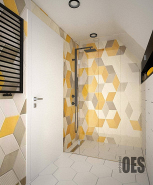 Łazienka z płytkami biało-szaro-żółtymi ułożonymi we wzór geometryczny