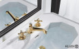 Łazienka z oryginalnym zlewem i armaturą łazienkową w kolorze złotym