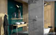 Przestrzenna łazienka z drewnianymi lamelami na ścianie