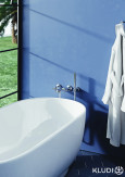 Łazienka w niebieskiej aranżacji z wanną ceramiczną