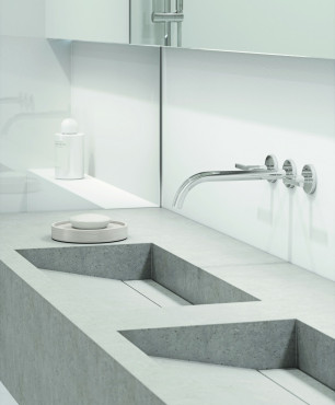 Oryginalna łazienka z dwoma, kamiennymi umywalkami ze srebrną armaturą