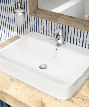 KLUDI PURE&EASY w łazience z wanną oraz umywalką zamontowaną na drewnianym blacie