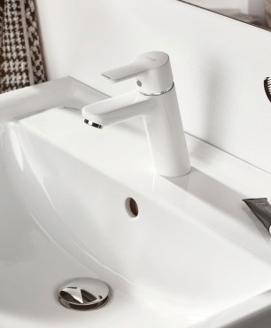 Łazienka z białą armaturą oraz ceramiczną umywalką