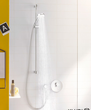 Łazienka z białymi płytkami na ścianie pod prysznicem