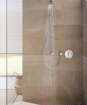 Prysznic walk-in w klasycznej łazience z beżowymi płytkami podłużnymi na ścianie i podłodze