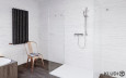 Łazienka z prysznicem oraz armaturą w kolorze srebrnym i podłogą w kolorze wenge