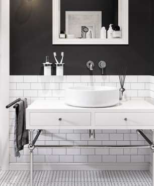 Łazienka w KLUDI BOZZ z czarną farbą na ścianie oraz białymi płytkami