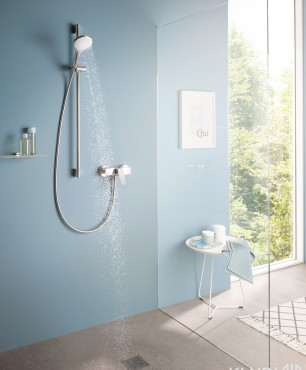 Nowoczesna łazienka z niebieskim kolorem ścian z prysznicem walk-in