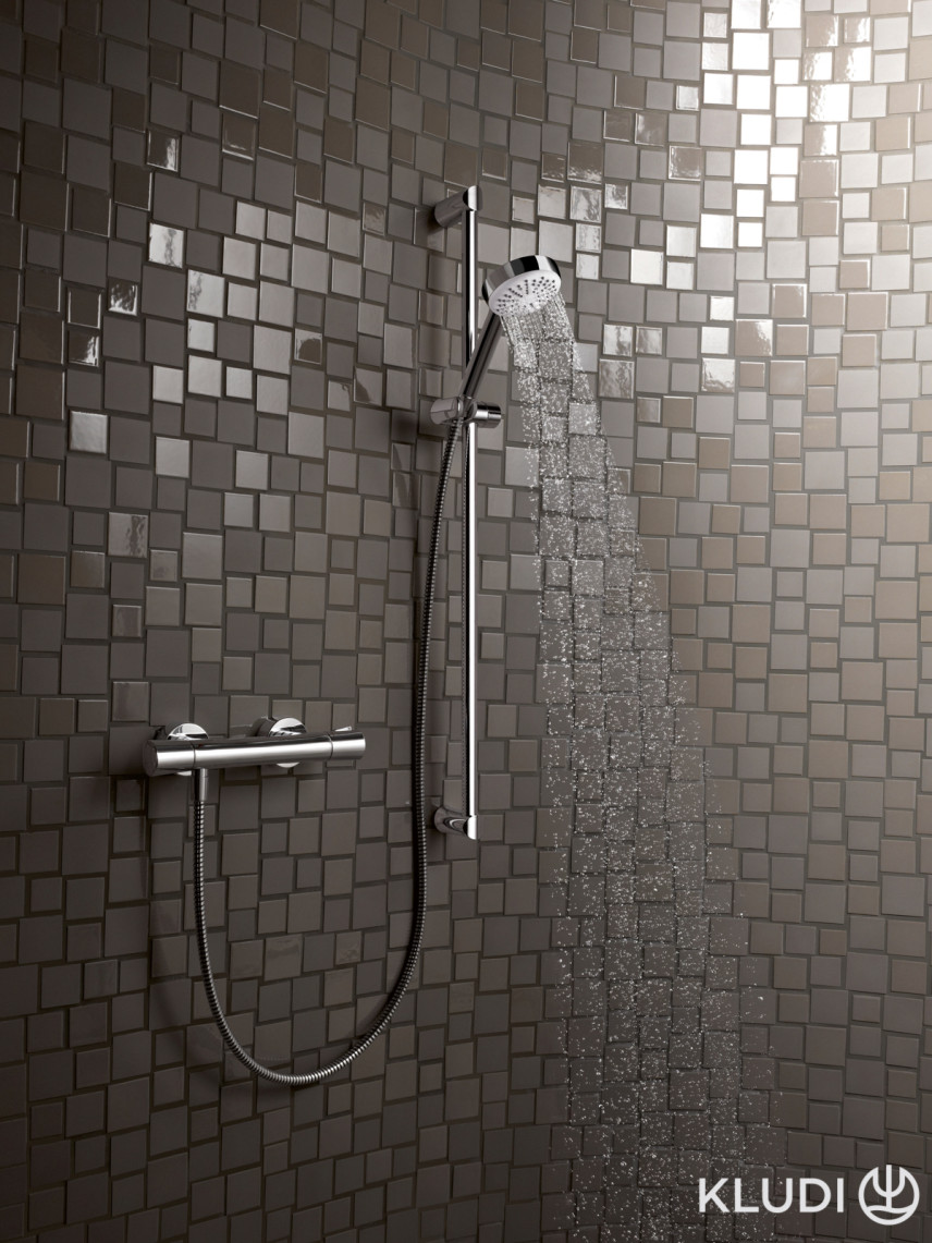 Oryginalne, geometryczne płytki w kolorze brązowym pod prysznicem