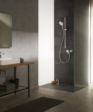 Przestrzenna łazienka z prysznicem walk-in oraz prostokątna umywalką nablatową w kolekcji KLUDI COCKPIT
