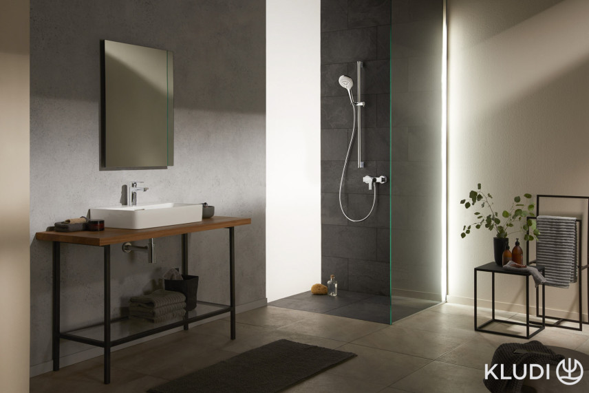 Przestrzenna łazienka z prysznicem walk-in oraz prostokątna umywalką nablatową w kolekcji KLUDI COCKPIT
