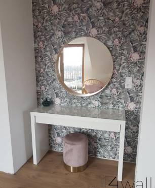 Klasyczna toaletka z tapetą w kwiaty w sypialni