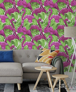Salon z bardzo optymistyczną tapetą na ścianie we flamingi