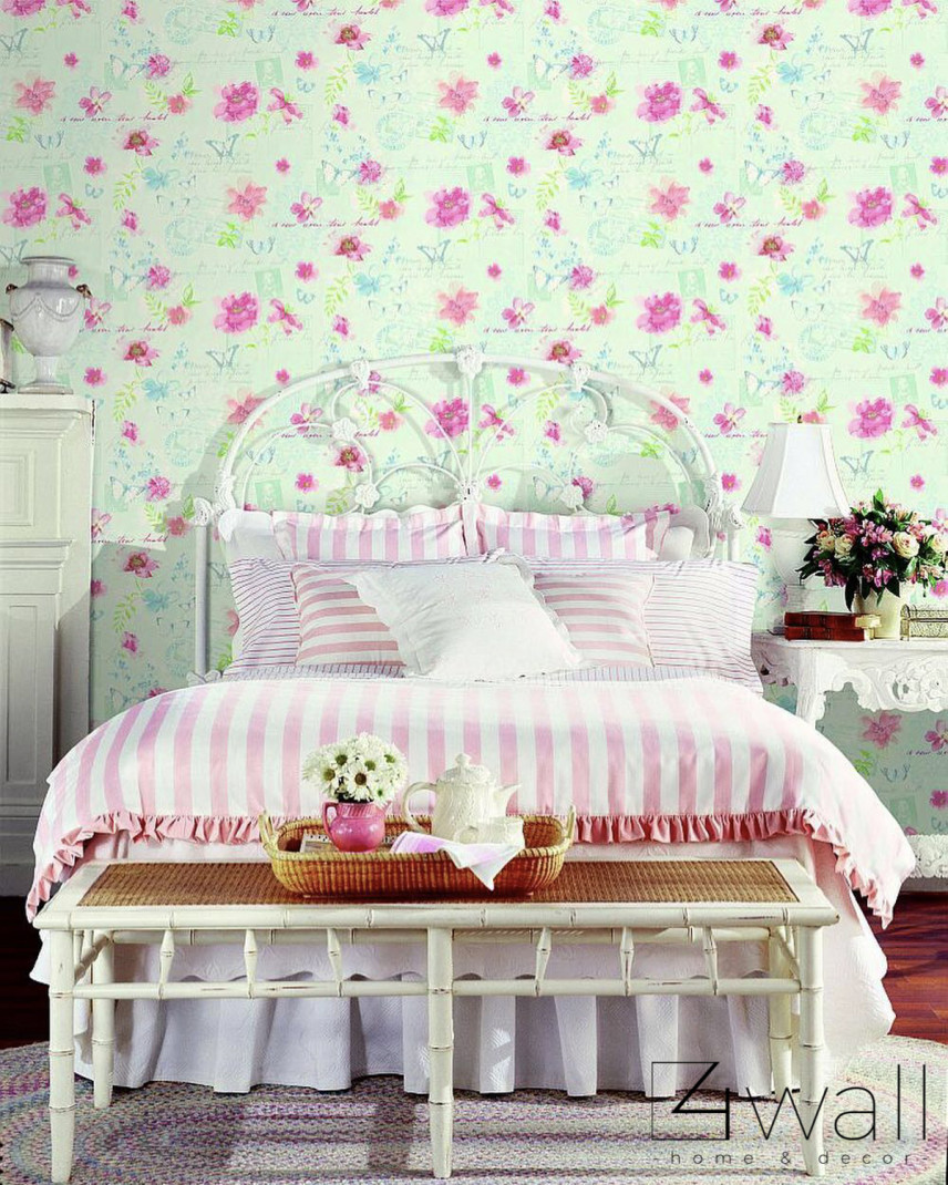 Sypialnia w jasnych kolorach z tapetą w różowe kwiaty na zielonym tle