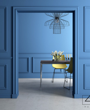 Kolor niebieski na ścianie ze sztukaterią w salonie i jadalni