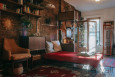 Klasyczny salon z oryginalnymi meblami oraz z czerwoną cegłą na ściennie