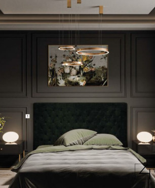 Sypialni z dużym łóżkiem tapicerowanym w kolorze ciemnej zieleni, z ciemnoszarym kolorem ścian ze sztukaterią