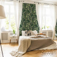 Sypialnia w stylu angielskim z zieloną tapetą w liście monstery na ścianie