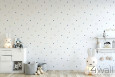 Biała tapeta w kolorowe kropki na ścianie w pokoju dziecięcym