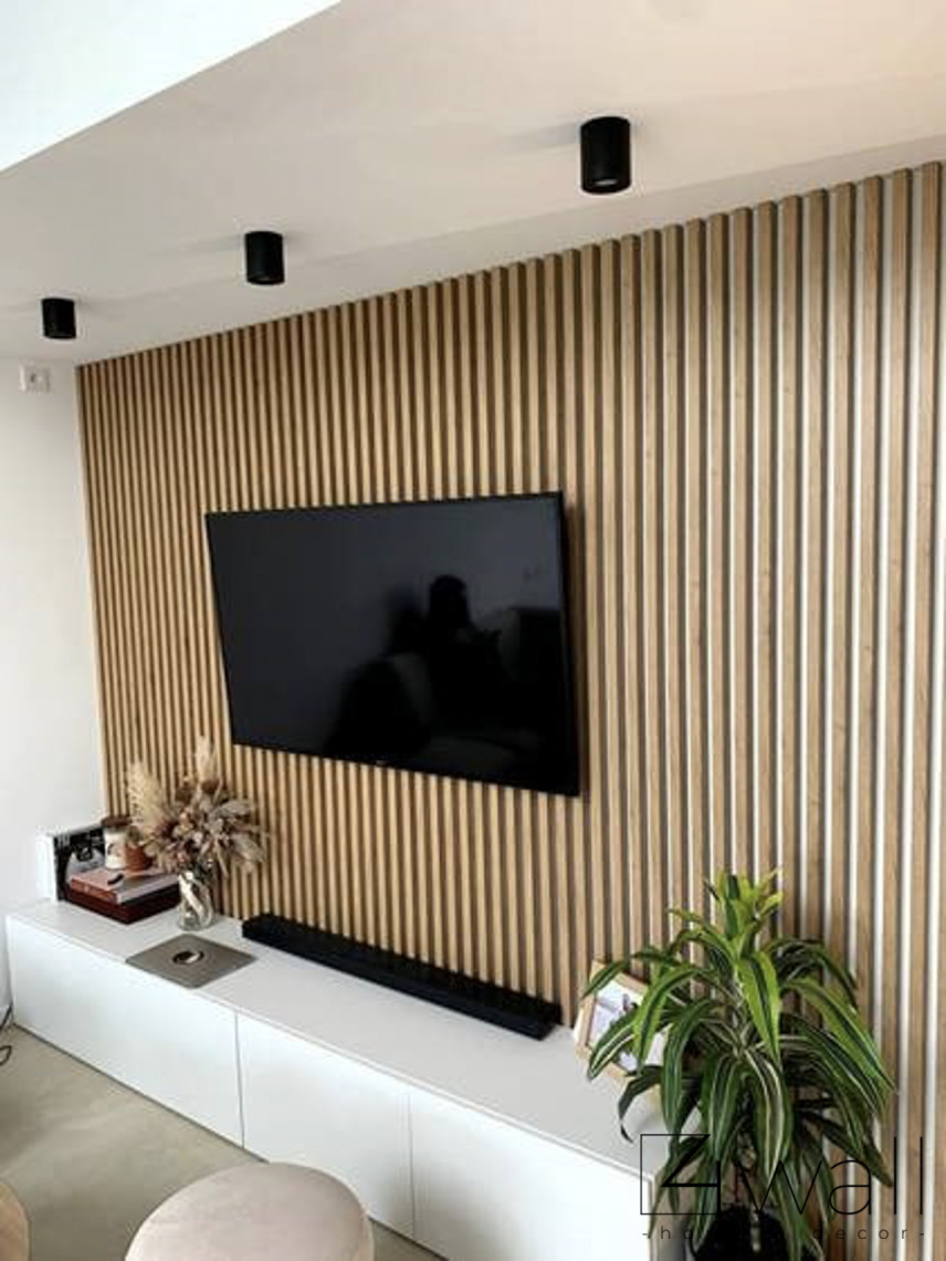 Mały salon z drzewnym lamelem zamontowanym na ściance telewizyjnej