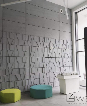 Salon z ozdobnymi betonowymi płytami na ścianie