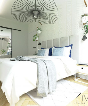 Sypialnia w bieli i beżu z dużym, tapicerowanym łóżkiem kontynentalnym