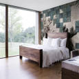 Sypialnia z drewnianym łóżkiem kontynentalnym