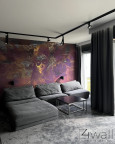 Mały salon z tapetą w ciemniejszych kolorach na ścianie