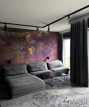 Mały salon z tapetą w ciemniejszych kolorach na ścianie