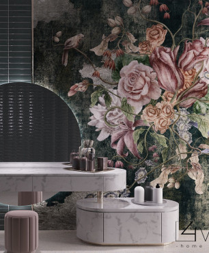 Toaletka w łazience z tapetą w piękne kwiaty na ścianie