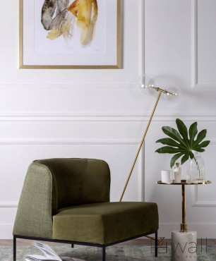 Salon z designerskim fotelem w kolorze butelkowej zielni oraz ze sztukaterią na białej ścianie