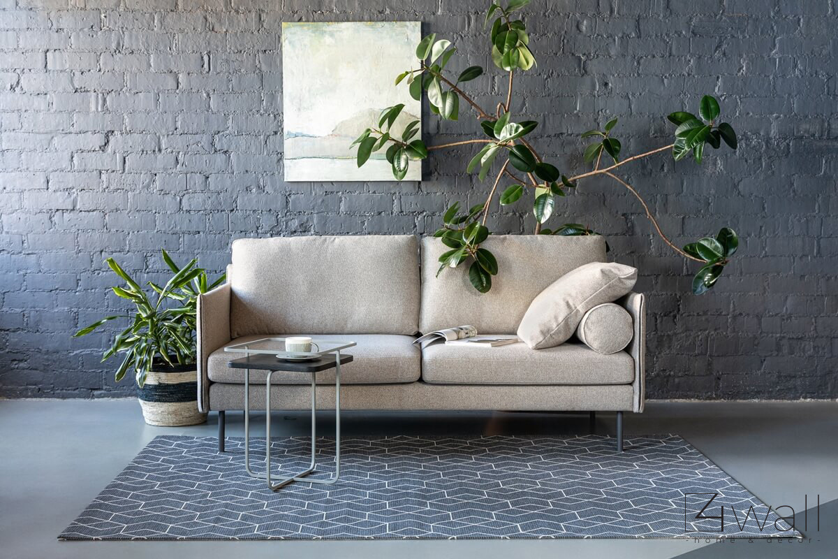 Klasyczny salon z małą, podwójną sofą z betonową podłogą