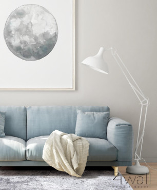 Klasyczny salon z niebieską sofą na drewnianych nogach, stylową lampą stojącą oraz modnym dywanem