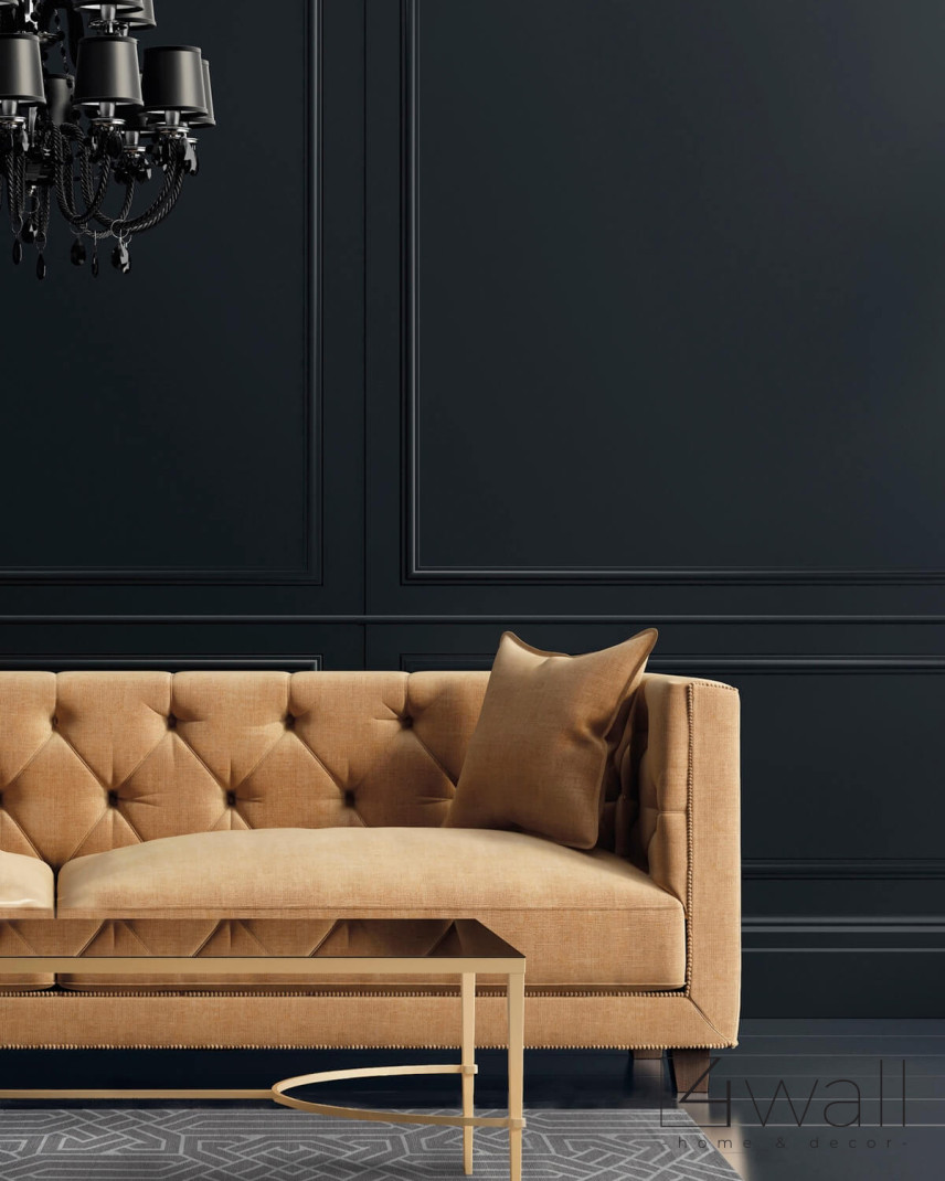 Salon z czarnym kolorem ścian, ze sztukaterią, piękną sofą w kolorze brązowym oraz czarną lampą wiszącą